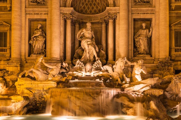 Night view of Trevi fountain — Stock Photo, Image