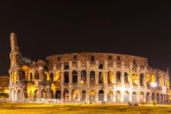 Vista nocturna del Coliseo de Roma — Foto de Stock