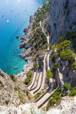 Capri Adası virajlı yolda