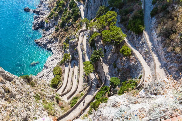 Bochtige weg op Capri eiland — Stockfoto