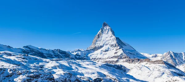 Panoramatický výhled na Matterhorn na jasný slunečný den — Stock fotografie