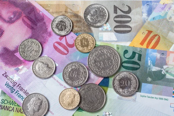 Billetes y monedas en moneda suiza — Foto de Stock