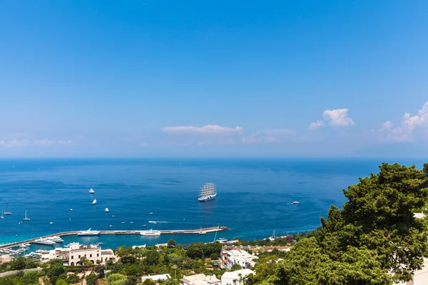 Перегляд Середземного моря на узбережжі острова Капрі — стокове фото