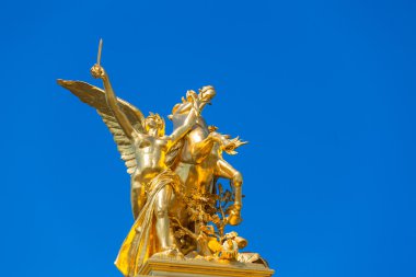 Ayağı üzerinde bridge of Pont Alexandre III heykel
