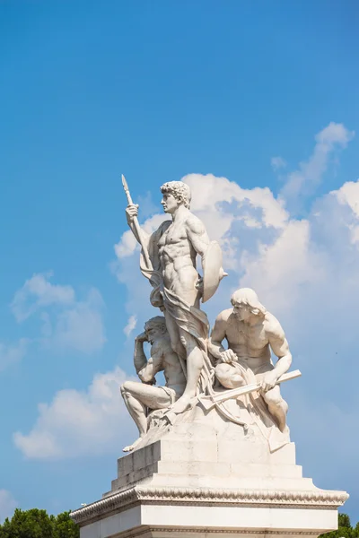 A estátua em frente ao Monumento nazionale a Vittorio Emanuele I — Fotografia de Stock