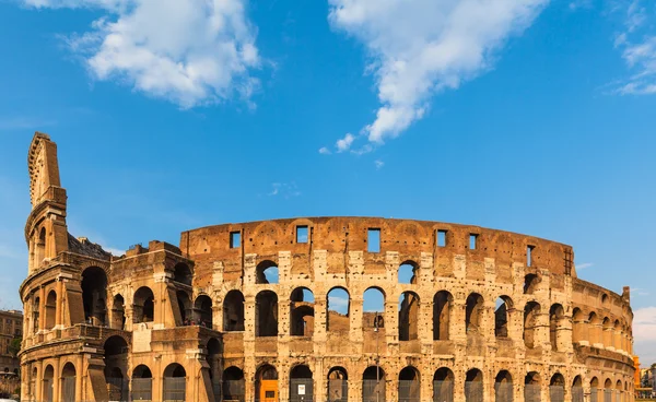 Vista exterior del coliseo en Roma — Foto de Stock