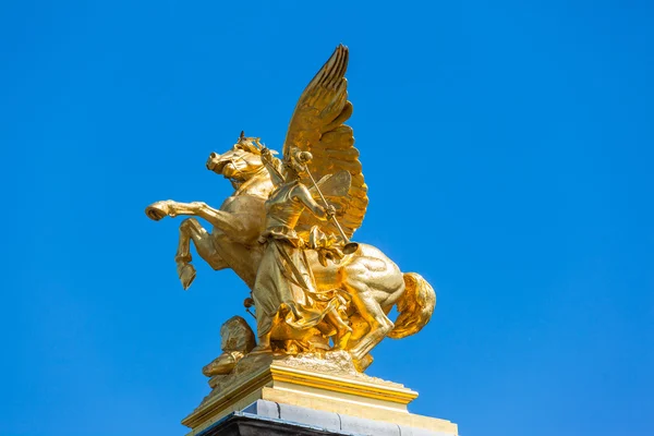 Az oszlop a Pont Alexandre Iii híd szobor — Stock Fotó