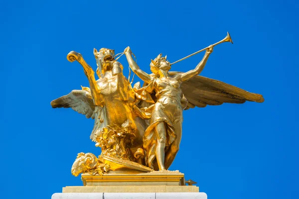 Escultura sobre o pilar sobre a ponte de Pont Alexandre III — Fotografia de Stock