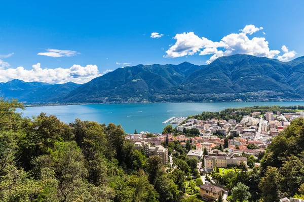 Locarno stad en Mggiore meer — Stockfoto