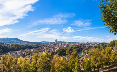 Dağın tepesinde eski kasabadan Berne Panorama görünümünü