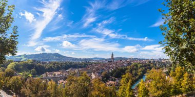 Dağın tepesinde eski kasabadan Berne Panorama görünümünü