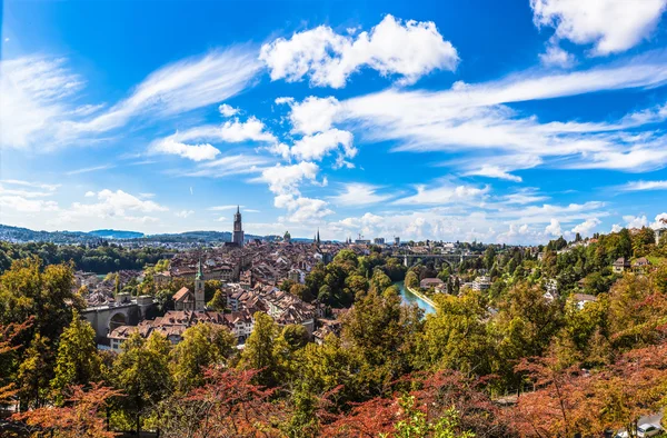 Vista panoramica del centro storico di Berna dalla cima della montagna — Foto Stock