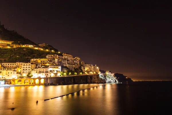 Visão noturna de amalfi — Fotografia de Stock