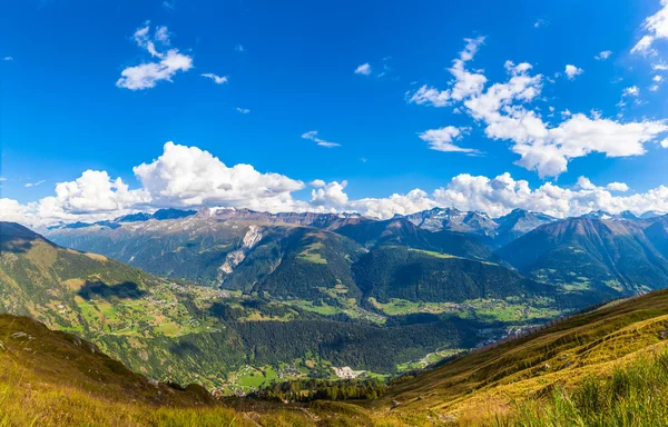 Panoramisch uitzicht op de Zwitserse Alpen — Stockfoto