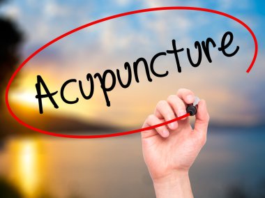 Adam el akupunktur ile siyah kalemi görsel ekranda yazma..