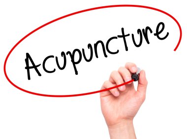 Adam el akupunktur ile siyah kalemi görsel ekranda yazma..