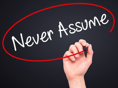 Adam elini asla varsayım ile siyah kalemi görsel ekranda yazma