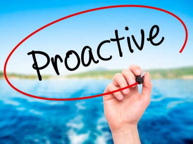 Adam el proaktif siyah kalemi ile görsel ekranda yazma..