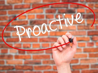 Adam el proaktif siyah kalemi ile görsel ekranda yazma..