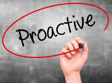 Adam el proaktif siyah kalemi ile görsel ekranda yazma..