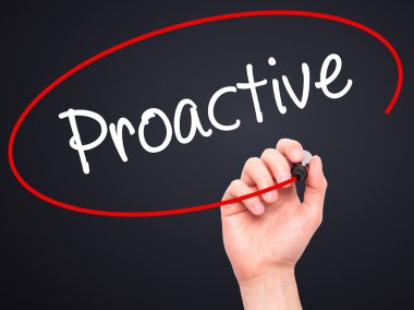 Adam el proaktif siyah kalemi ile görsel ekranda yazma..