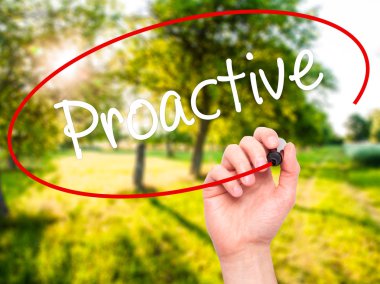 Adam el proaktif siyah kalemi ile görsel ekranda yazma..