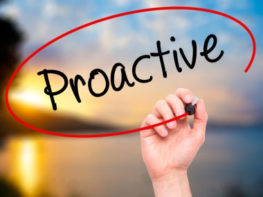 Adam el proaktif siyah kalemi ile görsel ekranda yazma..