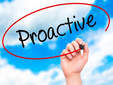 Adam el proaktif siyah kalemi ile görsel ekranda yazma..