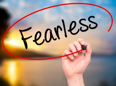 Adam el Fearless ile siyah kalemi görsel ekranda yazma..