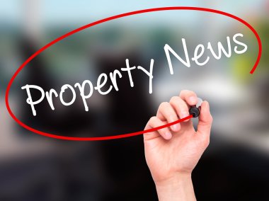 Adam el Emlak Haberleri ile siyah kalemi görsel dağ eteğindeki taş yığını üzerinde yazma.