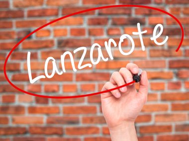 Adam el Lanzarote siyah kalemi ile görsel ekranda yazma..