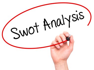 Adam el SWOT analizi ile siyah kalemi görsel dağ eteğindeki taş yığını üzerinde yazma.