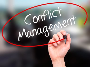 Adam el çatışma yönetimi ile siyah kalemi görsel üzerinde yazılı.