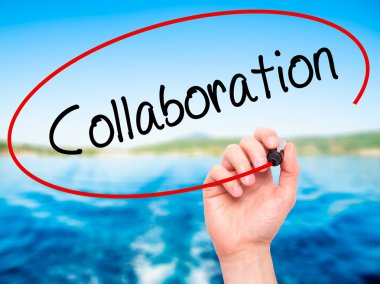 Adam el işbirliği ile siyah kalemi görsel dağ eteğindeki taş yığını üzerinde yazma.