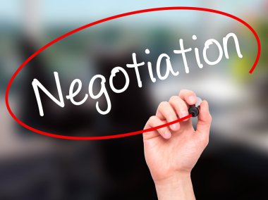 Adam el anlaşması ile siyah kalemi görsel ekranda yazma.