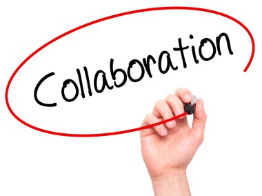 Adam el işbirliği ile siyah kalemi görsel dağ eteğindeki taş yığını üzerinde yazma.