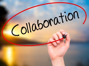 Adam el işbirliği ile siyah kalemi görsel dağ eteğindeki taş yığını üzerinde yazma.