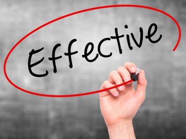 Adam el etkili görsel ekranda siyah kalemi ile yazma.