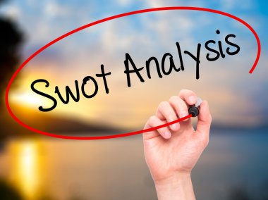 Adam el SWOT analizi ile siyah kalemi görsel dağ eteğindeki taş yığını üzerinde yazma.