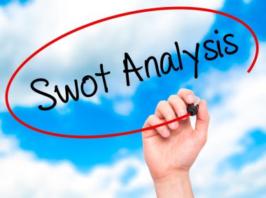 Adam el SWOT analizi ile siyah kalemi görsel dağ eteğindeki taş yığını üzerinde yazma.