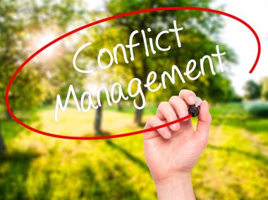 Adam el çatışma yönetimi ile siyah kalemi görsel üzerinde yazılı.