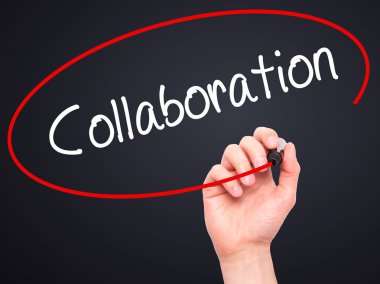 Adam el işbirliği ile siyah kalemi görsel dağ eteğindeki taş yığını üzerinde yazma.