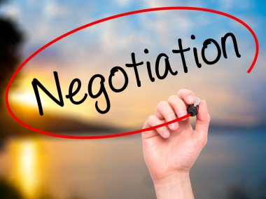 Adam el anlaşması ile siyah kalemi görsel ekranda yazma.