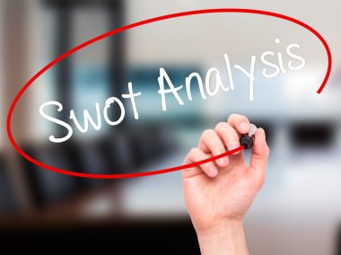 Adam el SWOT analizi ile siyah kalemi görsel dağ eteğindeki taş yığını üzerinde yazma.