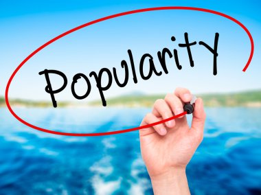 Adam el popülerlik ile siyah kalemi görsel ekranda yazma..