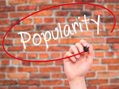 Adam el popülerlik ile siyah kalemi görsel ekranda yazma..