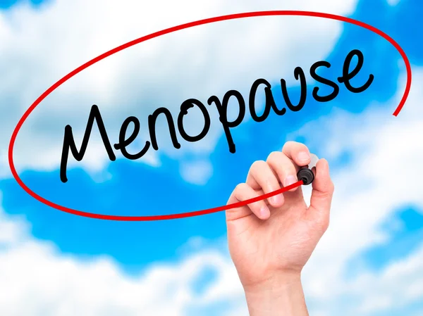 Man Hand schrijven menopauze met zwarte marker op visuele scherm. — Stockfoto