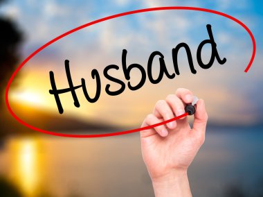 Adam el koca siyah kalemi ile görsel ekranda yazma..