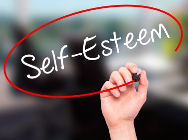 Adam el benlik saygısı ile siyah kalemi görsel ekranda yazma..