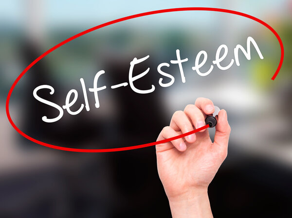 Человек пишет селфи-эстим с черным маркером на экране
.